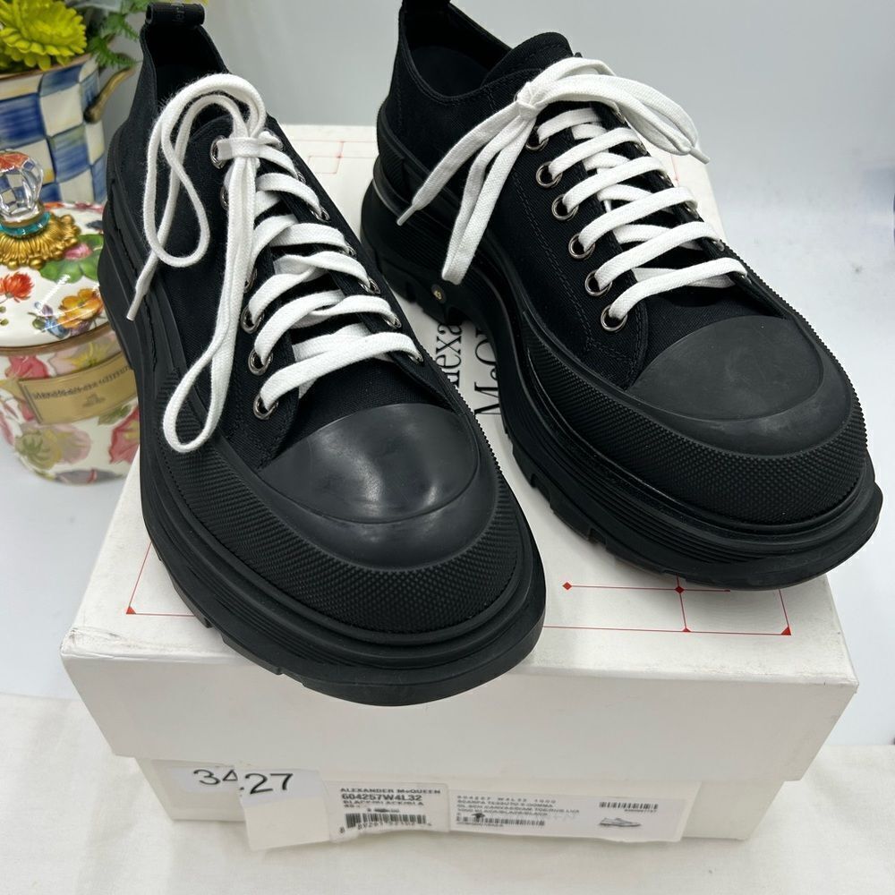 Man Alexander, McQueen tread slick low top sneakers size 43 made in Italy